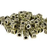 Cuenta Acrílico Cubo Dorado Con Letra Negra 5mm