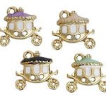 Dije Saga Dorado Carruaje Esmaltado Morado Verde Durazno Claro Negro 15x14 mm