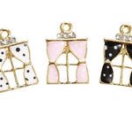 Dije Saga Dorado Saga Ventana Esmaltado Negro Blanco Rosa con Cristales 12x16 mm